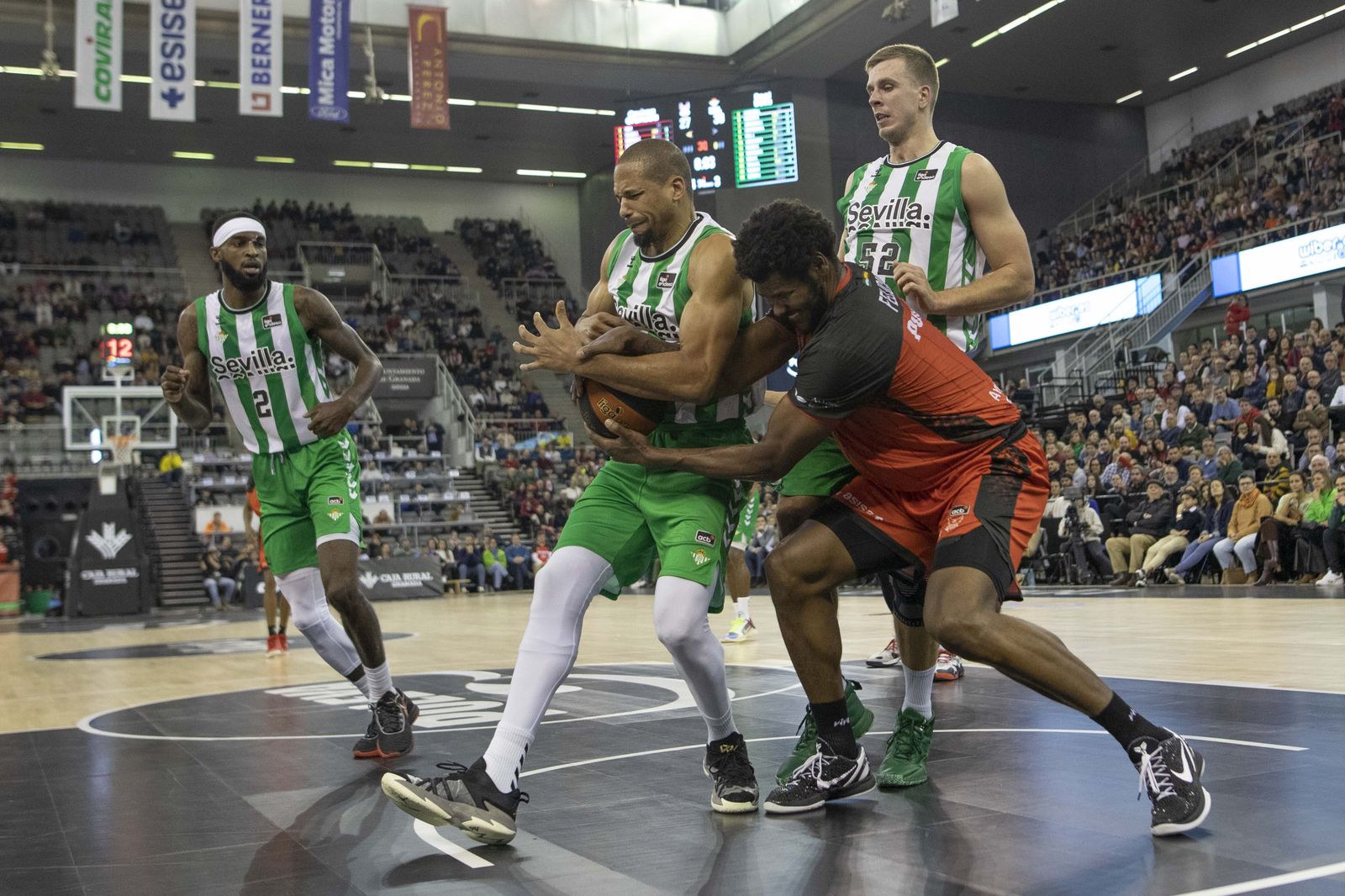 Báez lucha por un rebote con Felicio.