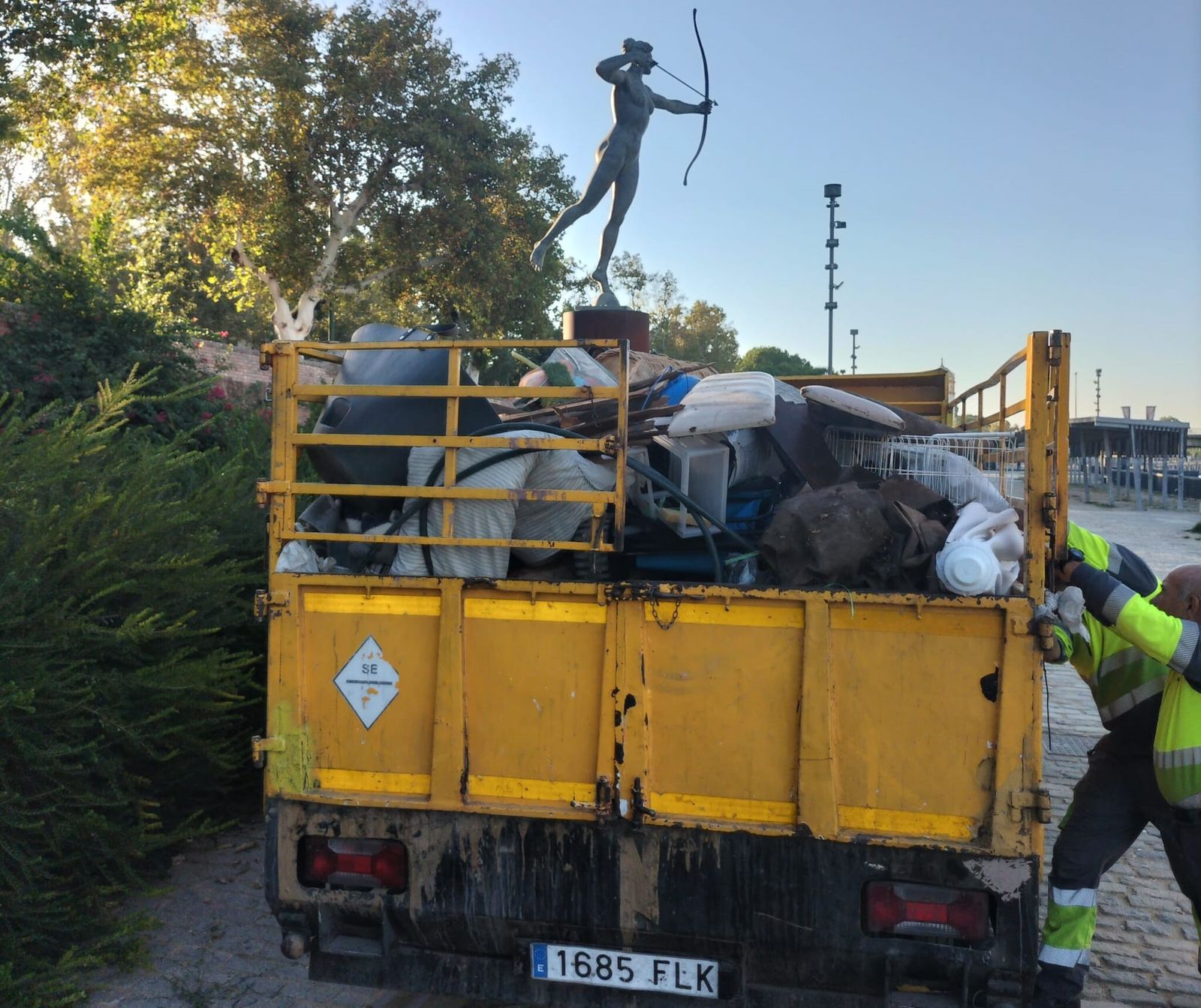 El camión de Lipasam con los enseres que ha dejado el okupa del Muelle de Nueva York, este jueves.