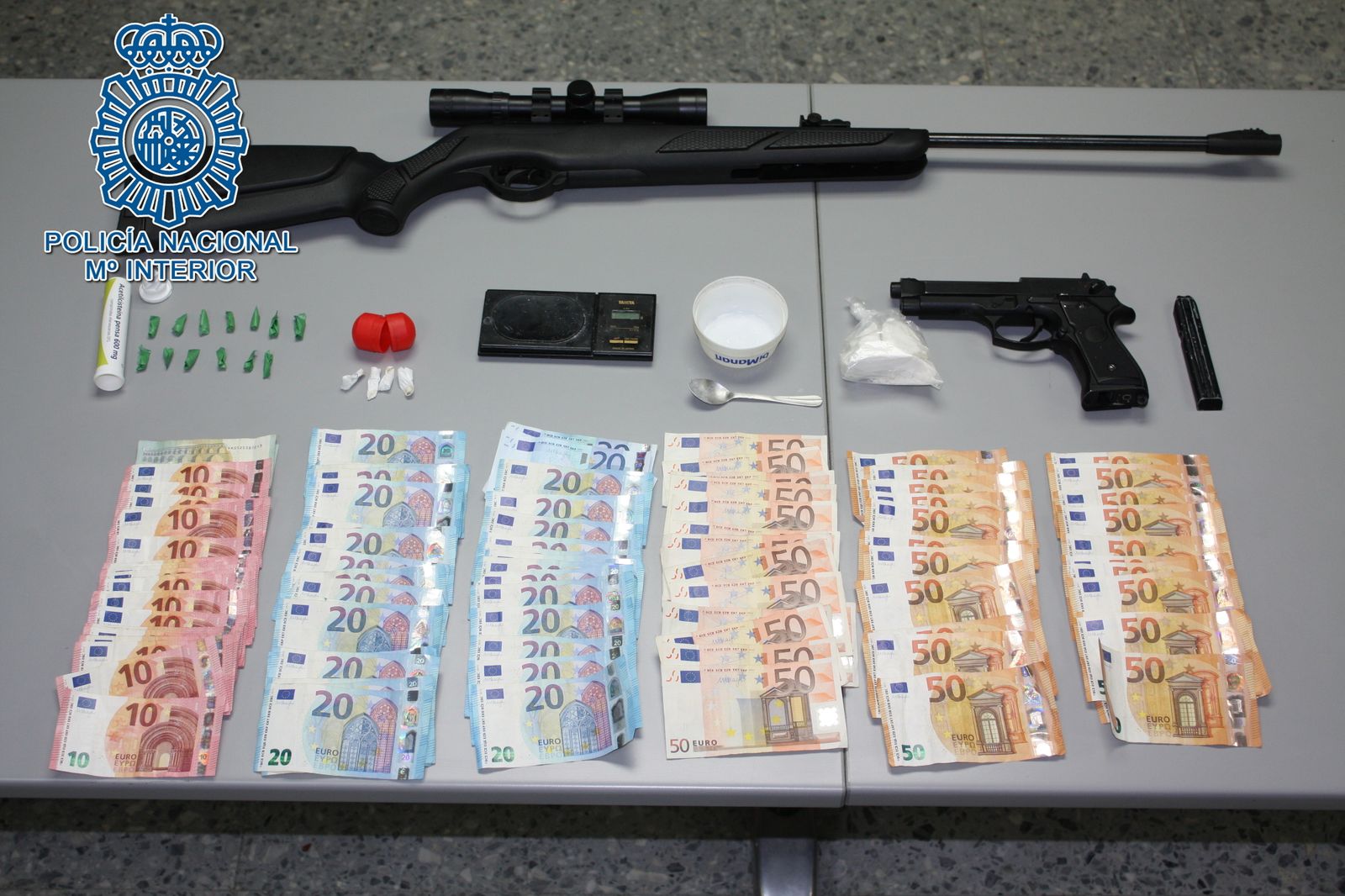 Dinero y armas localizadas en la vivienda del detenido.