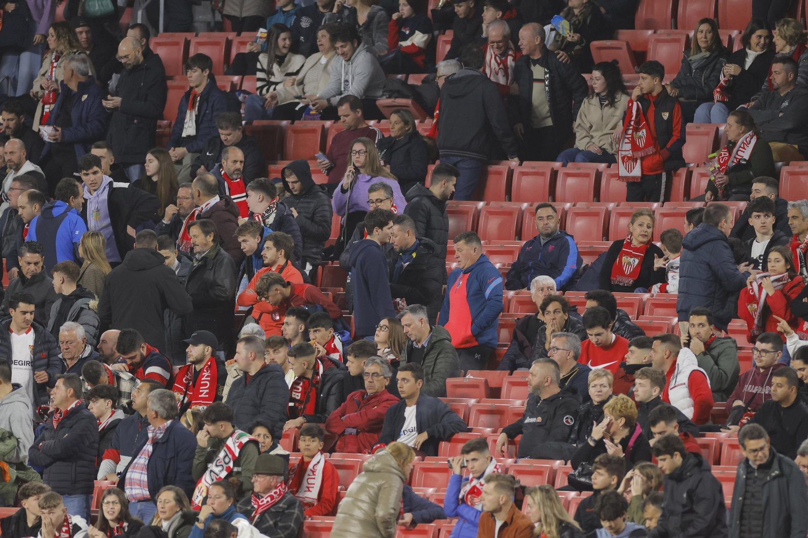 Búscate en las fotos del SEVILLA FC-PSV EINDHOVEN