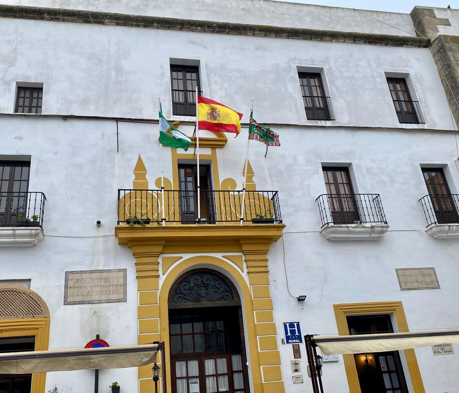 En el balcon del hotel Covento ondean las banderas de España, Andalucía y la Diputación.