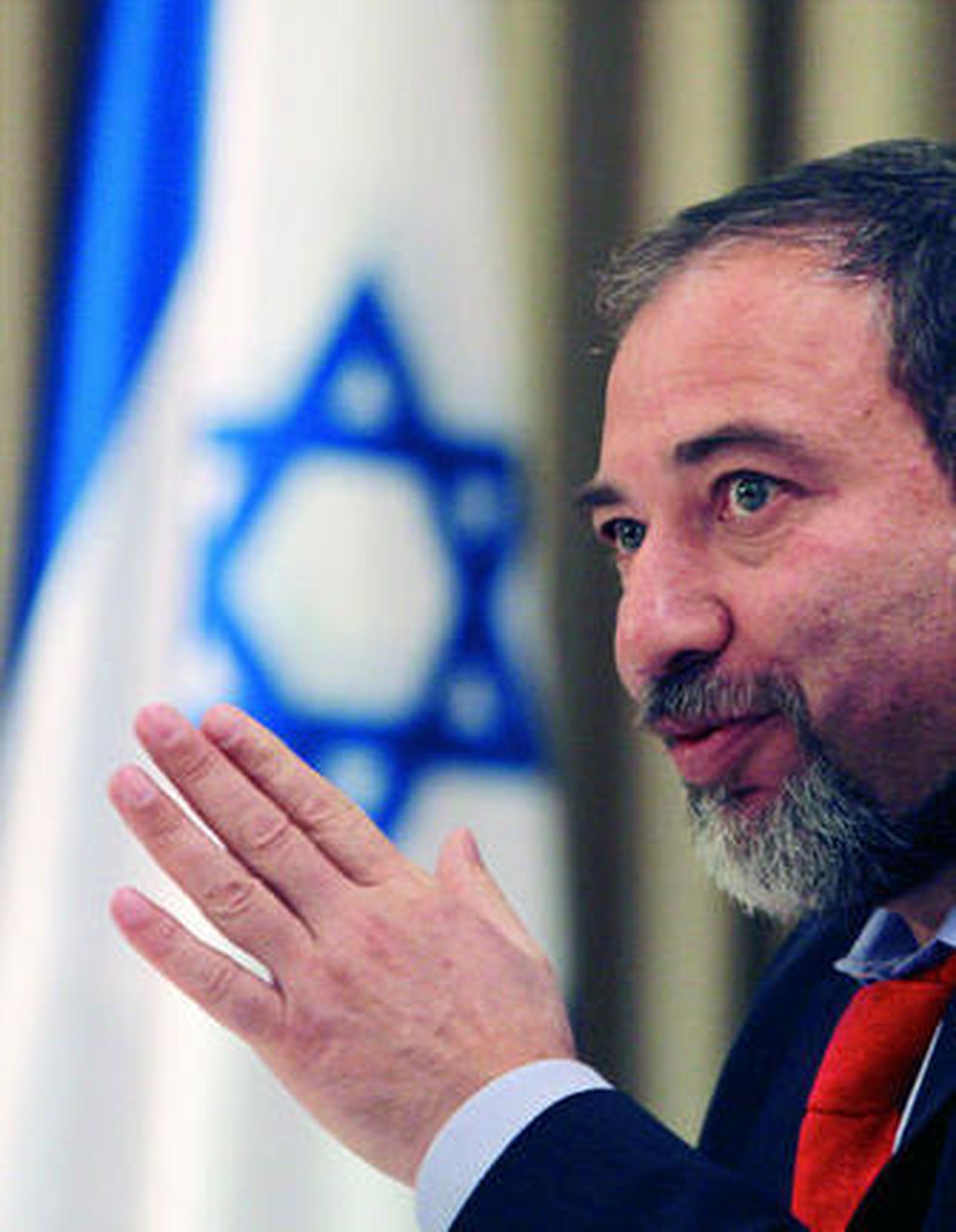 El líder de Israel Beitenu, Avigdor Lieberman, durante la reunión que mantuvo ayer con Simon Peres.