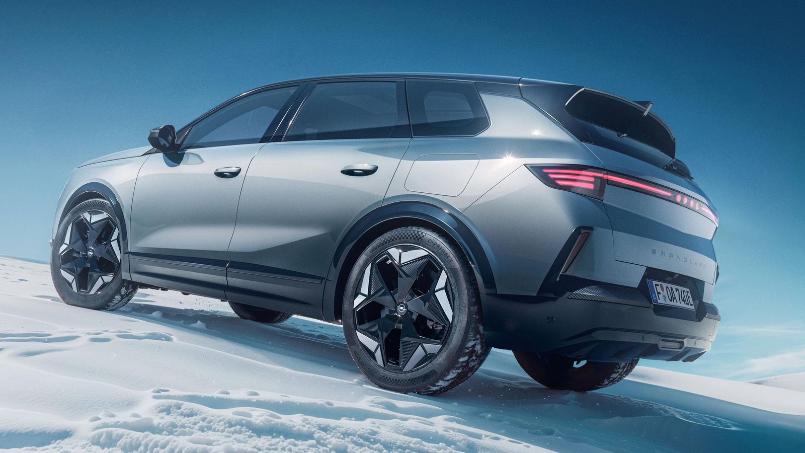 El Grandland Electric AWD exclusivamente se combina, al menos por ahora, con el nivel de equipamiento más alto, el Ultimate. El Grandland Electric AWD exclusivamente se combina, al menos por ahora, con el nivel de equipamiento más alto, el Ultimate.