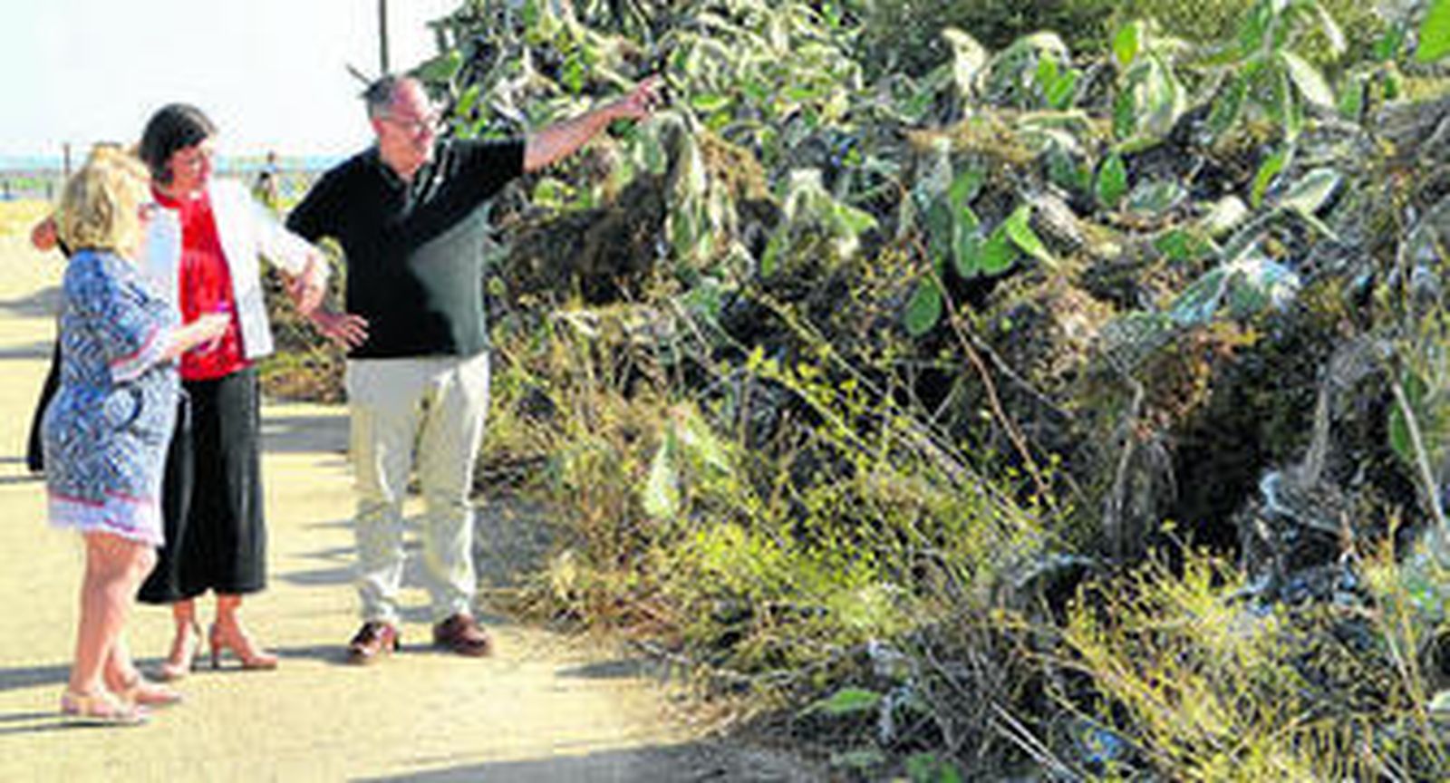 Visita de la alcaldesa (centro) y el concejal Antonio Rojas a La Casería para ver el estado de las chumberas.