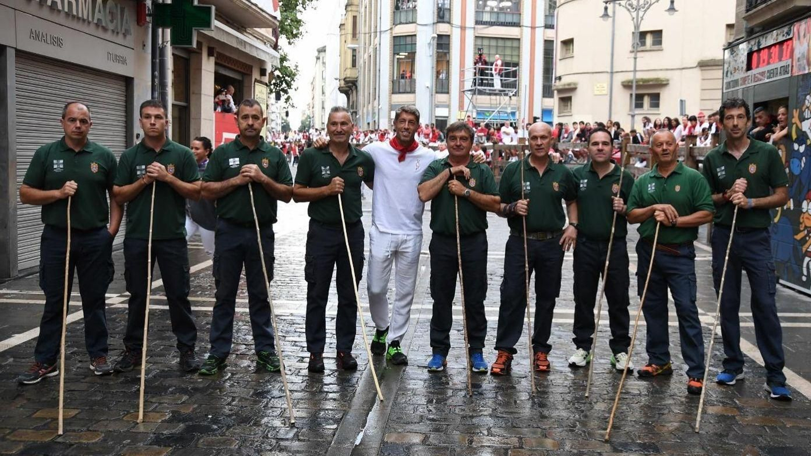 El torero Manuel Escribano, junto a los pastores, tras el encierro de Miura que puso el broche a los Sanfermines de 2025.
