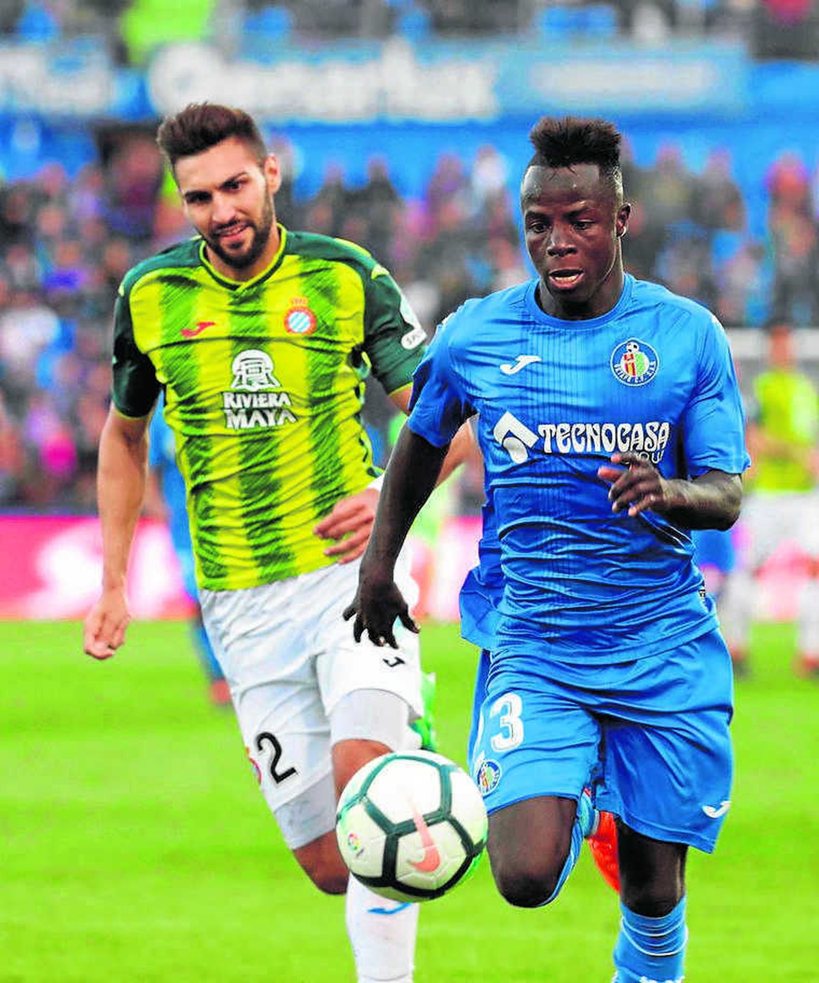 El senegalés Amath intenta escapar con el balón de Marc Navarro.