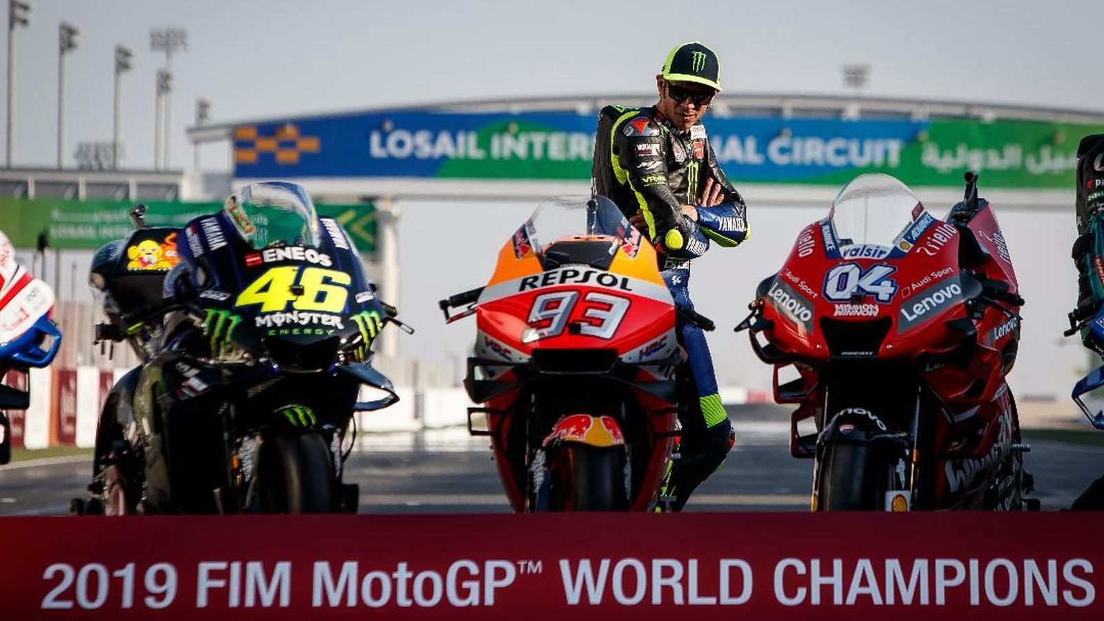 Valentino Rossi, observando atentamente la Honda de Marc Márquez.