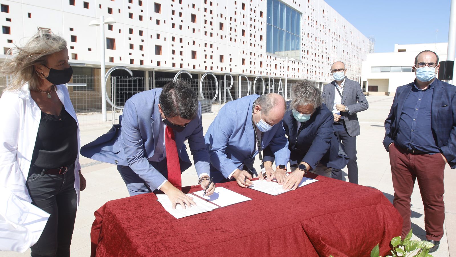 Representantes municipales y de la empresa, durante la firma.