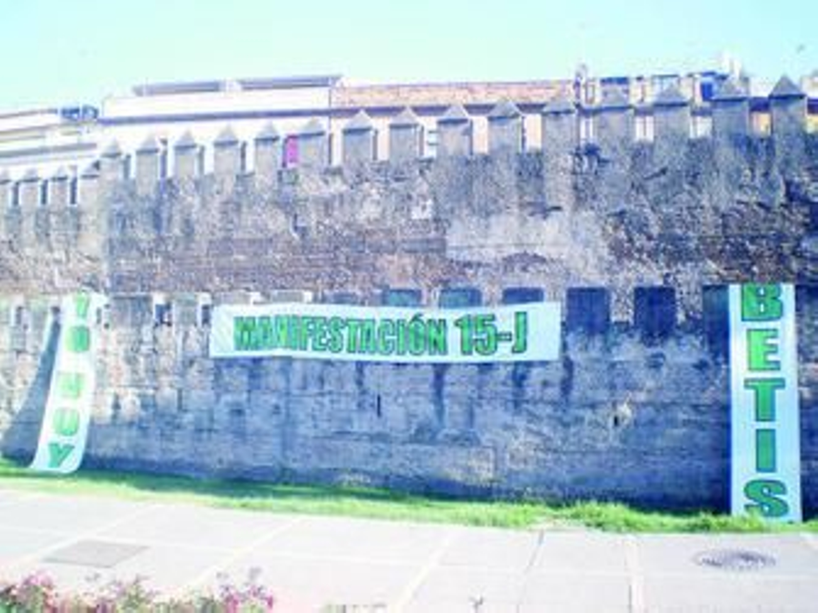 El ya famoso 'Yo voy, Betis', en las murallas de la Macarena.