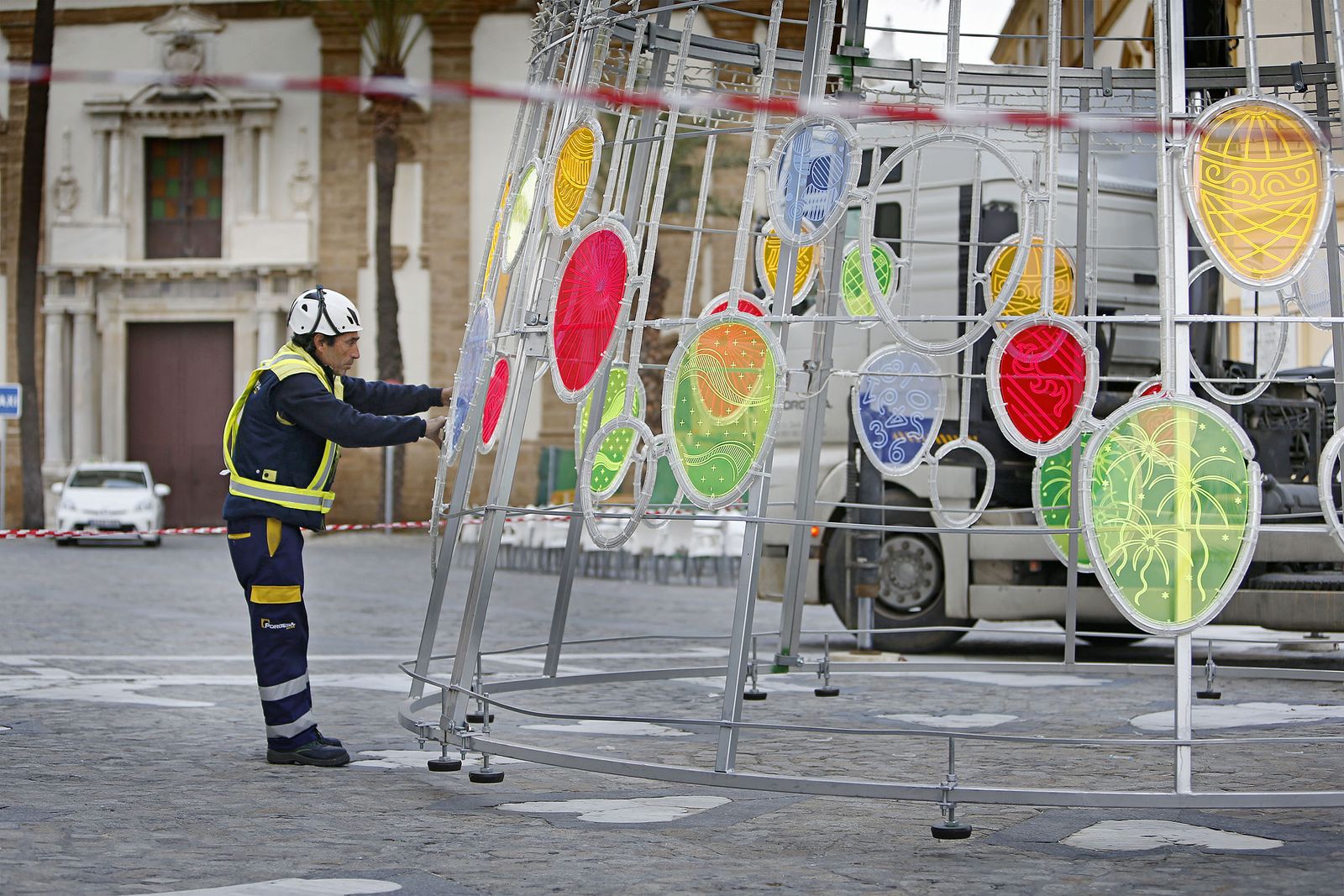 Un operario montando ayer el árbol de Navidad de San Juan de Dios.