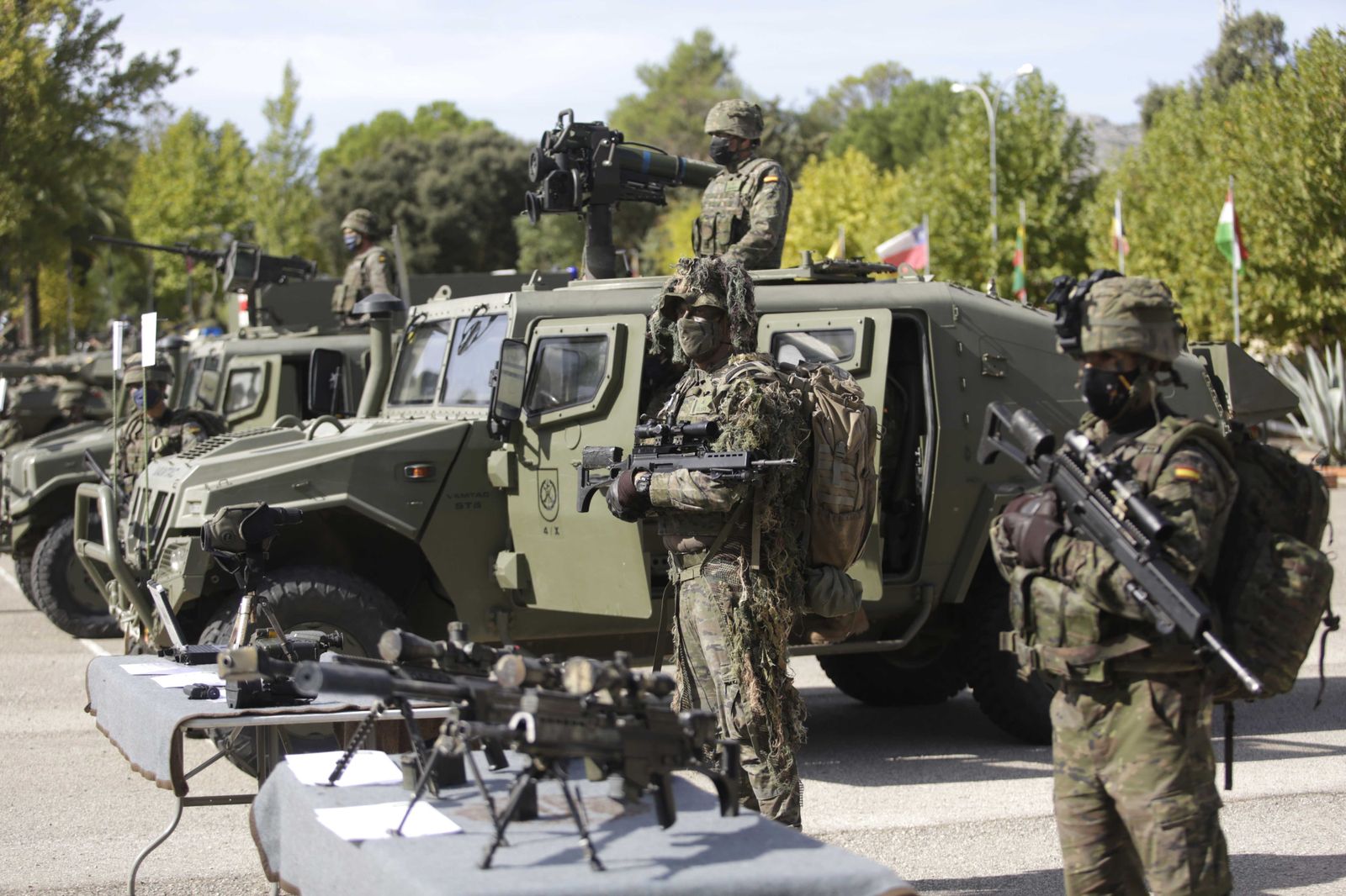 Fotos de la visita de Juanma Moreno a la Legión en Ronda