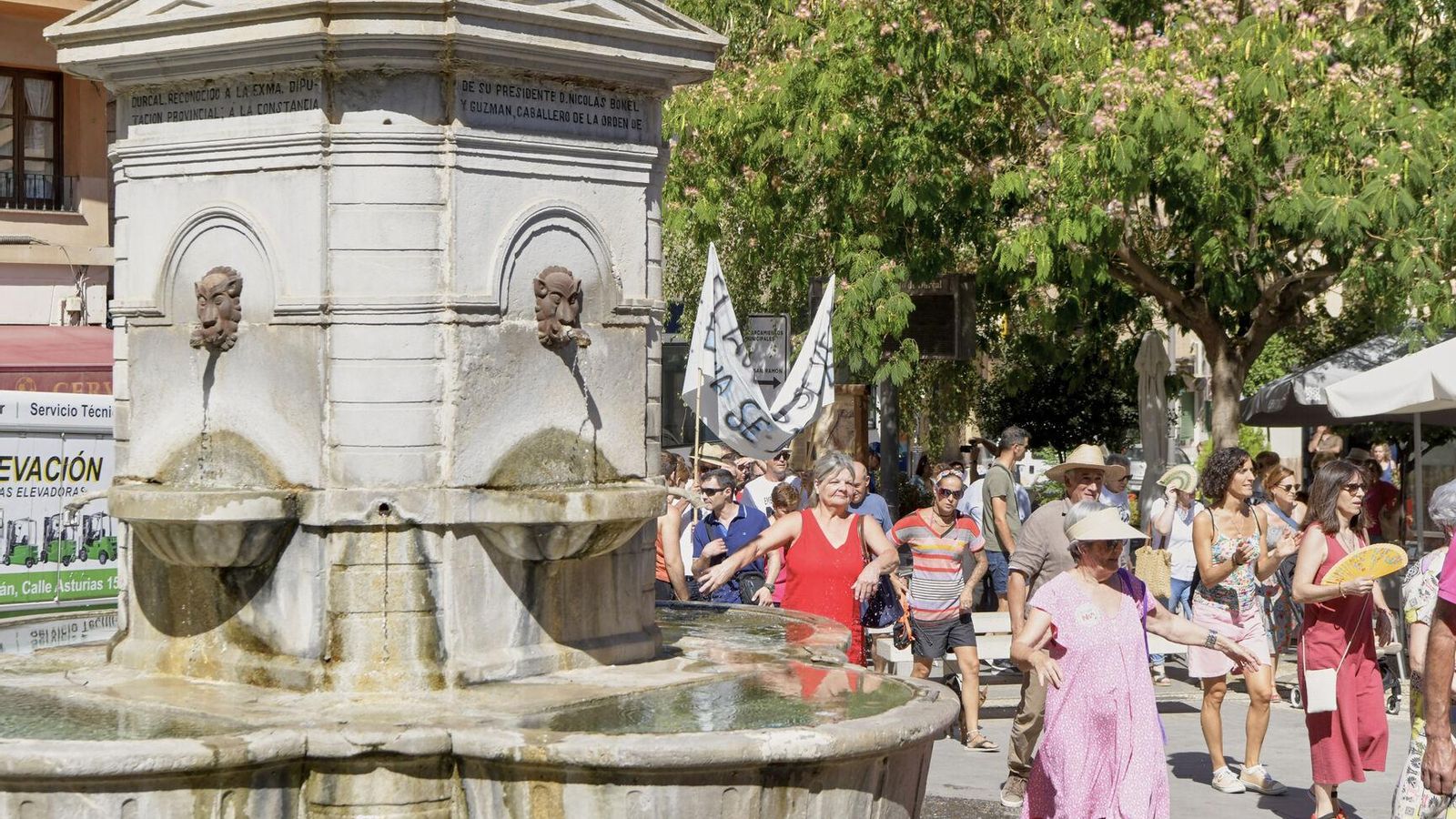 Durante la manifestación, el agua ha sido la protagonista, tanto literal como figuradamente