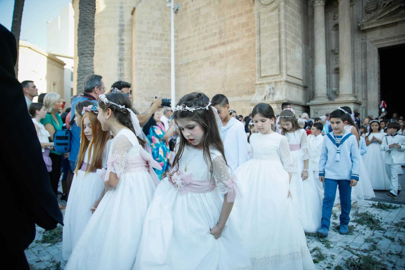 Imágenes de la procesión del Corpus Christi en Almería: así han sido la misa y la posterior marcha por la capital