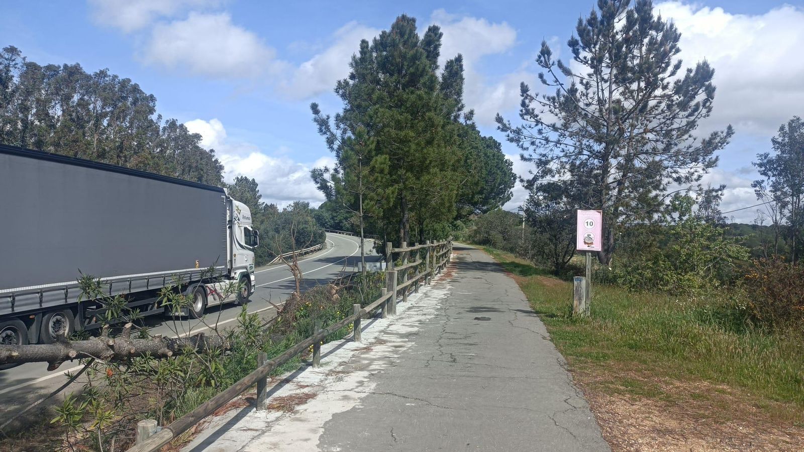 Tramo de la Vía Verde junto a la carretera antes de llegar a Valverde del Camino.