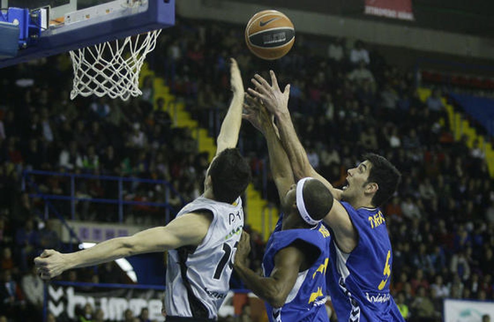 El Cajasol vence al Juventut en San Pablo y lo supera en la clasificaión. / Antonio Pizarro