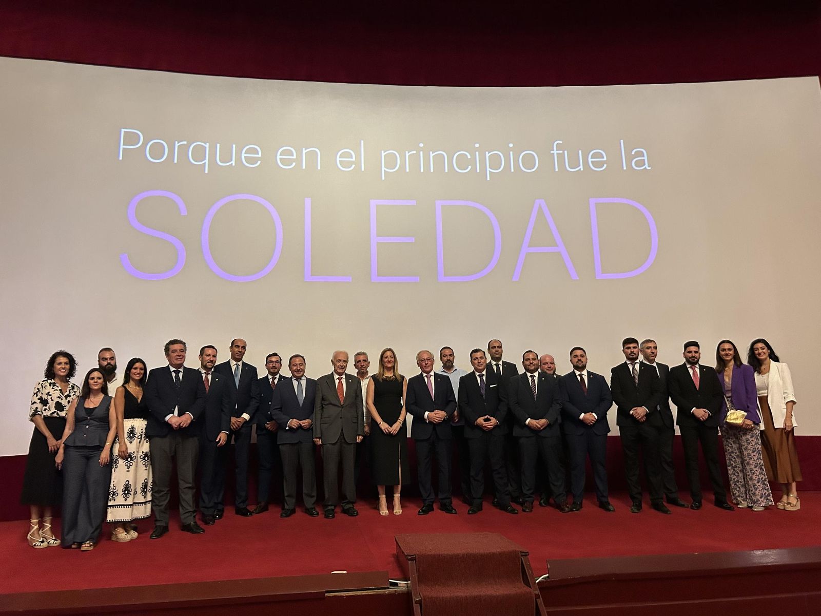 Fotografía de familia tras la presentación de la película