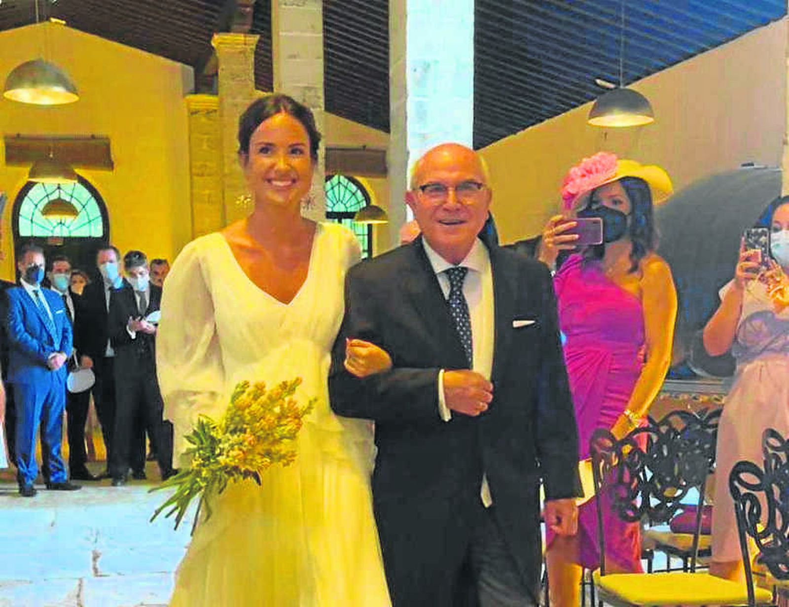 La novia María Elena Ruiz Ramírez con su padre Rafael Ruiz, durante su entrada en el salón de celebraciones de la bodega.