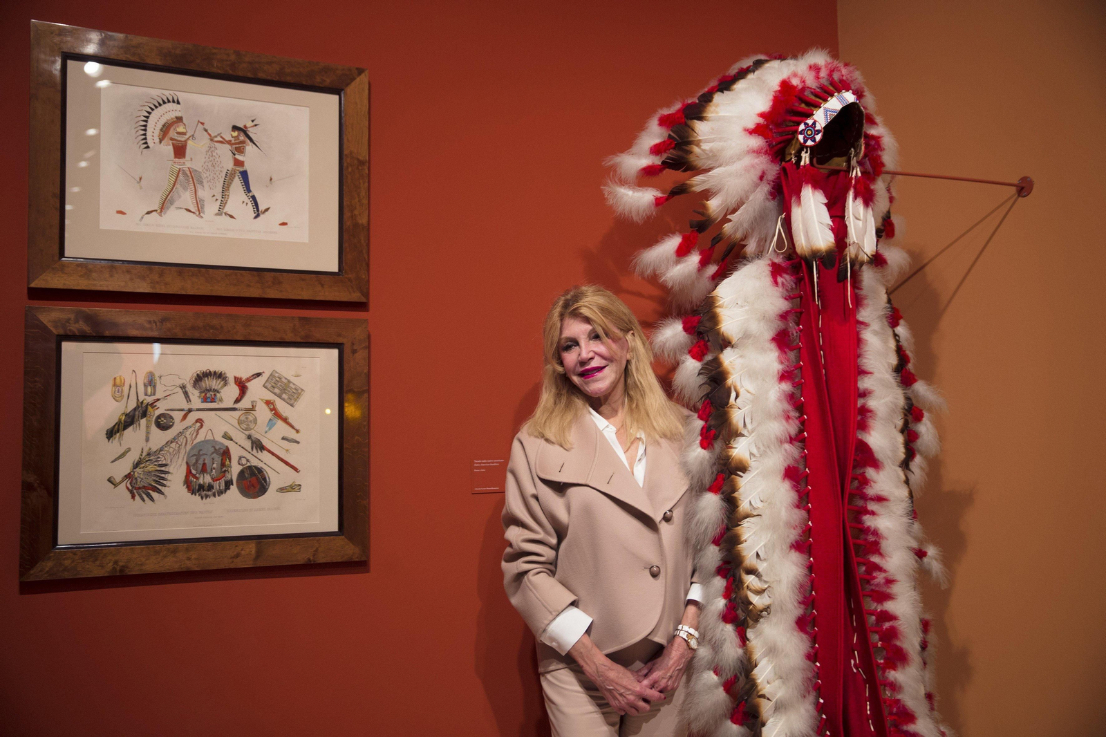 Una visitante observa 'Las cataratas de San Antonio' de George Catlin.