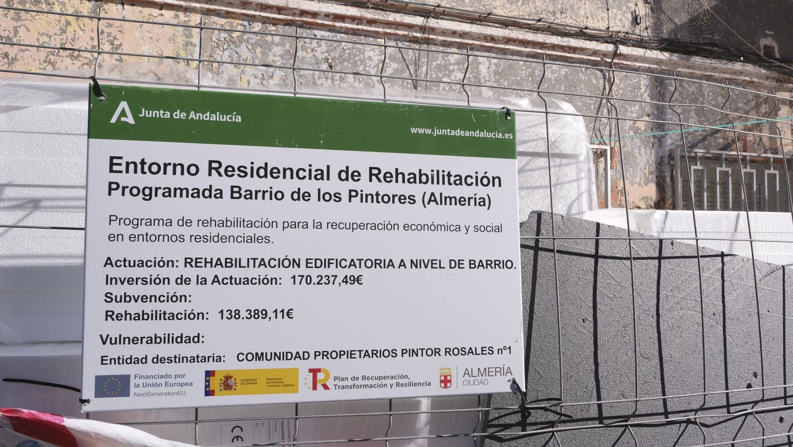 La rehabilitación de los edificios del barrio de los pintores en Almería avanza a buen ritmo, en imágenes
