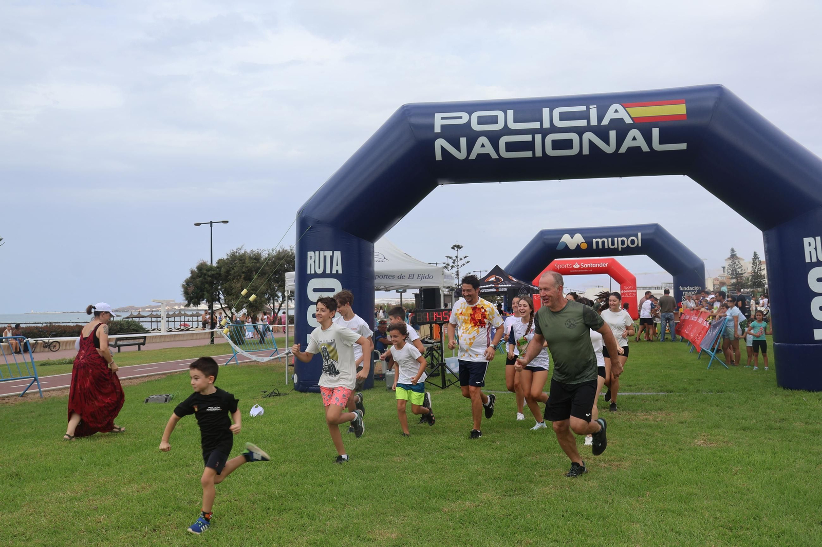 Las mejores imágenes de la II Ruta Anfibia por Tierra y por Mar de la Policía Nacional de El Ejido