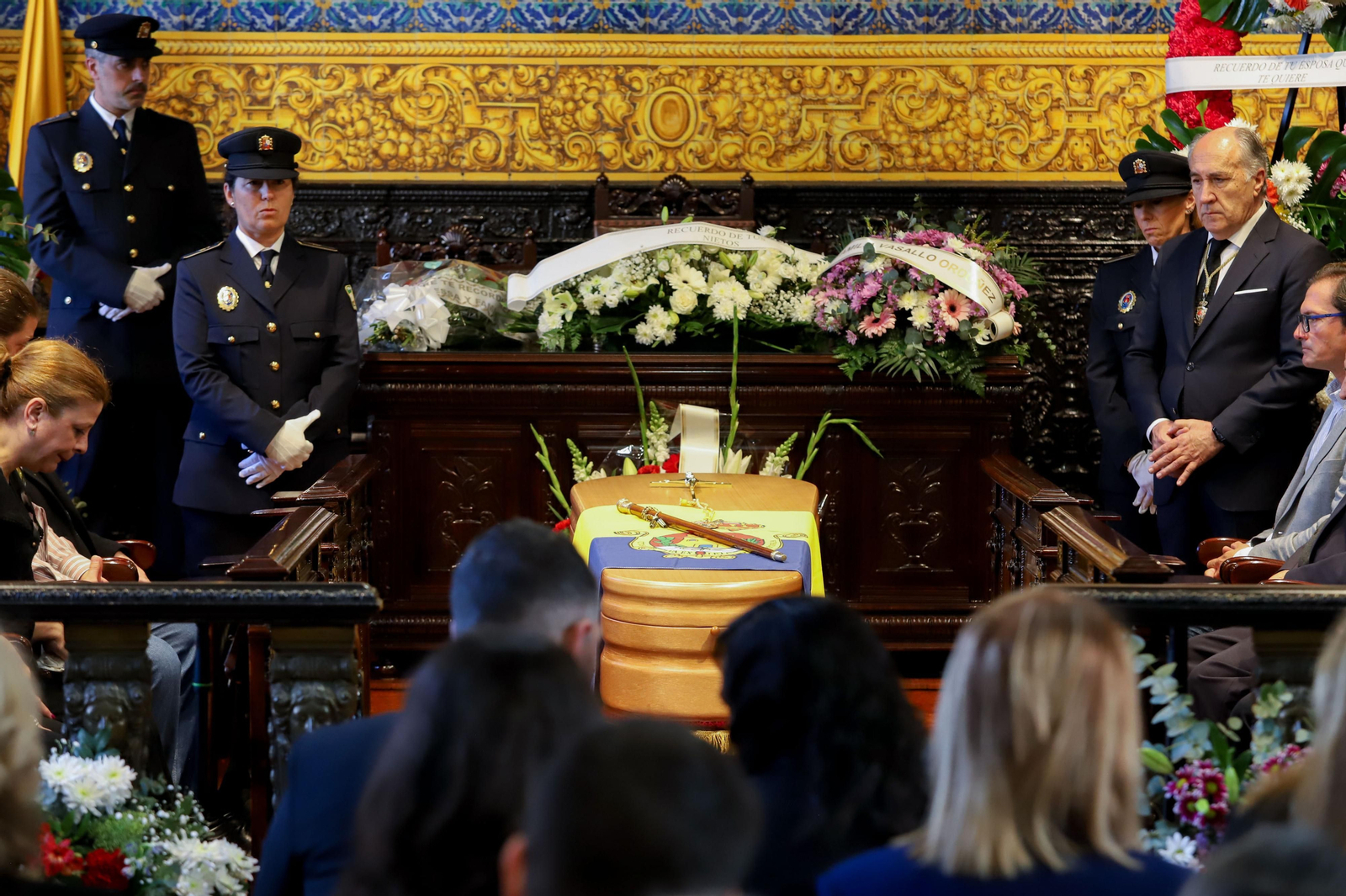 Imágenes de la capilla ardiente de Ernesto Delgado instalado en el Salón de Plenos del Ayuntamiento de Algeciras
