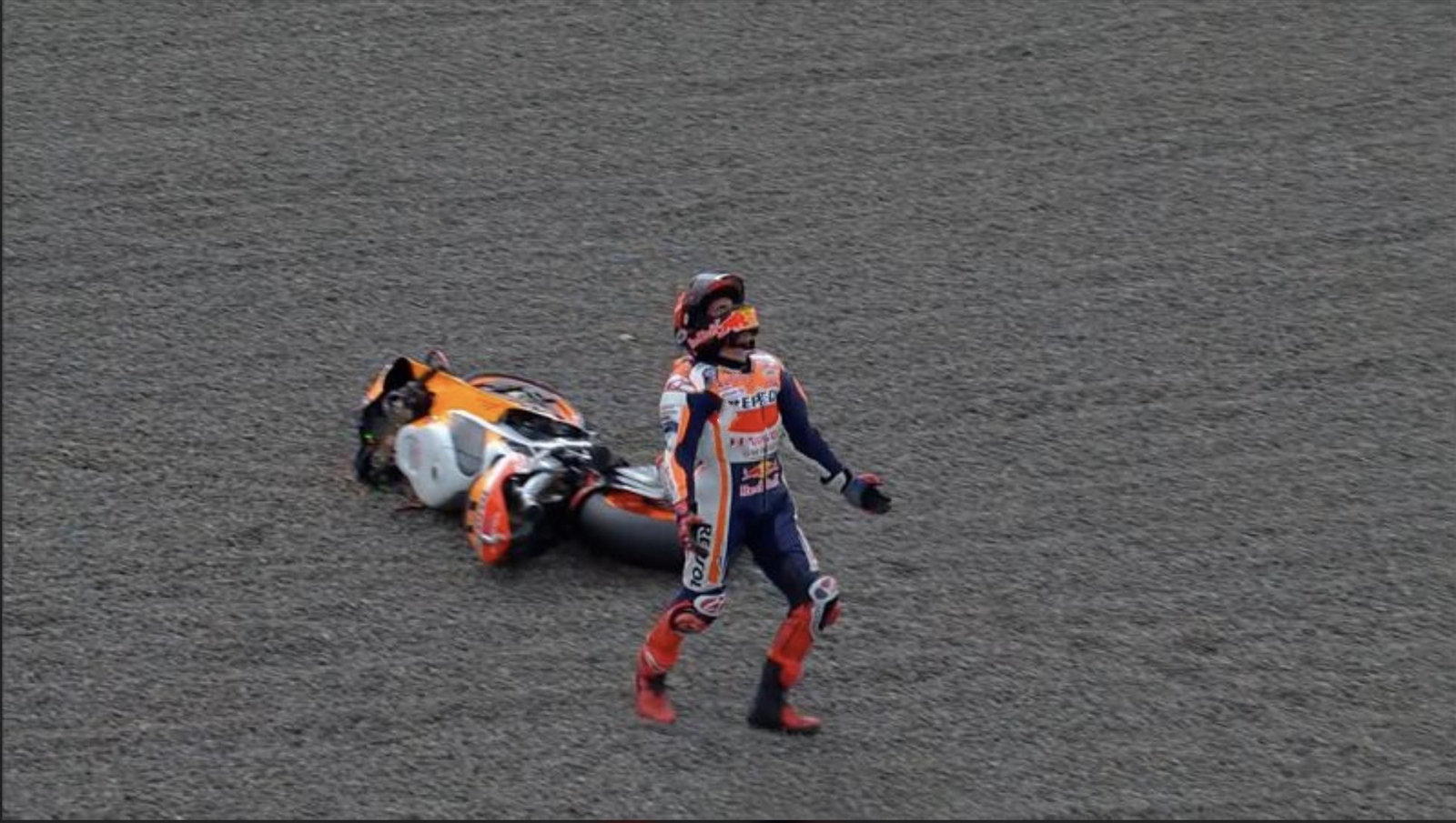 Marc Márquez se lamenta tras su caída en el trazado de Mandalika en la primera jornada de entrenamientos.