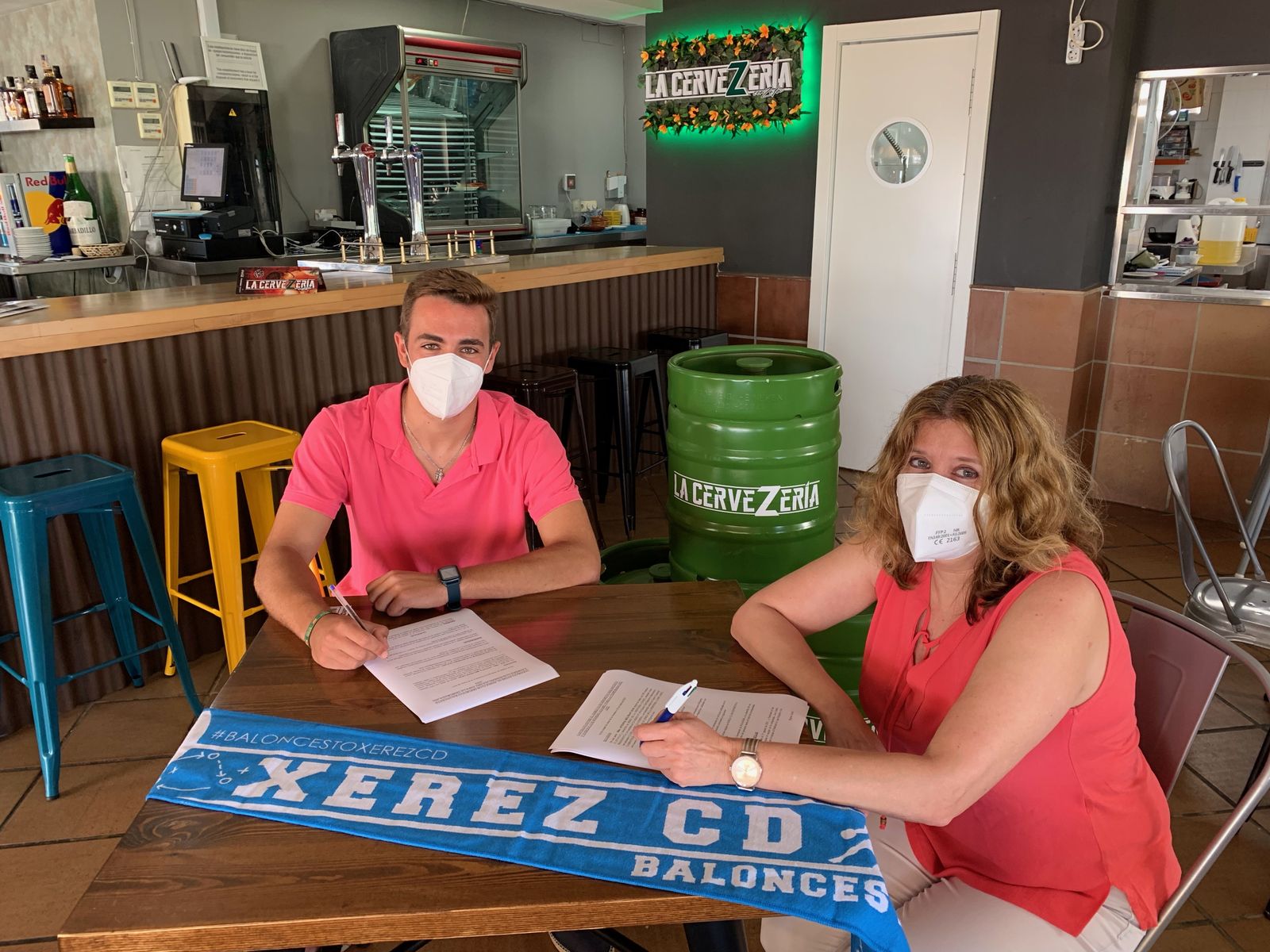 Quique Romero estampa su firma en el contrato ante Antonia Beltrán, presidenta del club.