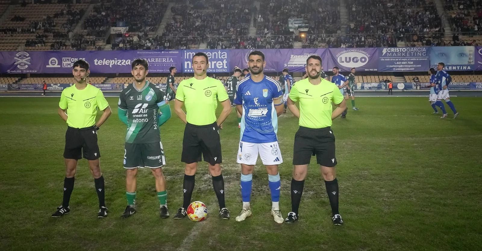 Marcelo y Adri Rodríguez posan con el trío arbitral en el último derbi disputado el pasado 3 de enero.