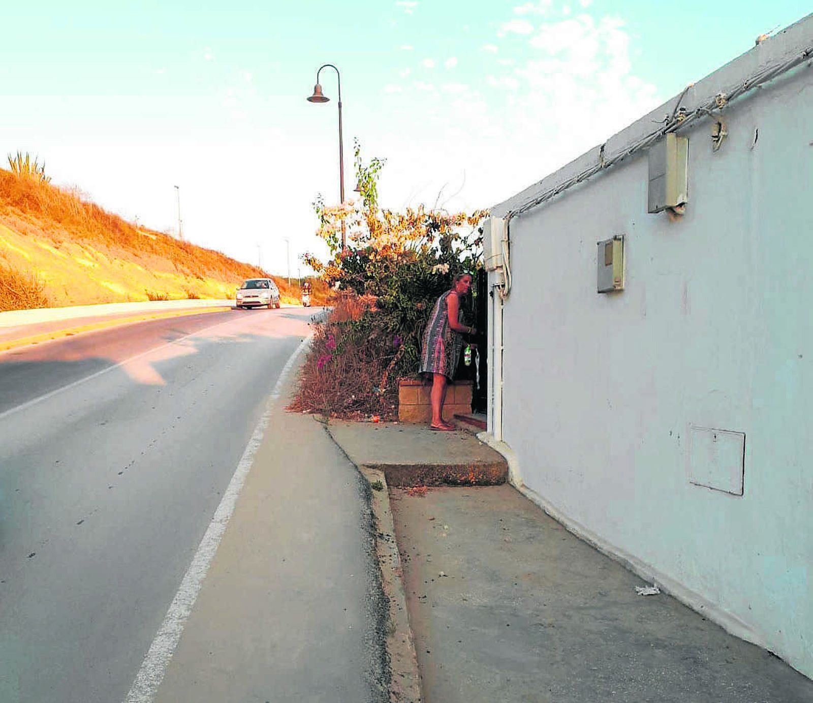 Lugar donde el turista detuvo su coche para descargar la compra. Abajo, un tique que cuestiona una multa.