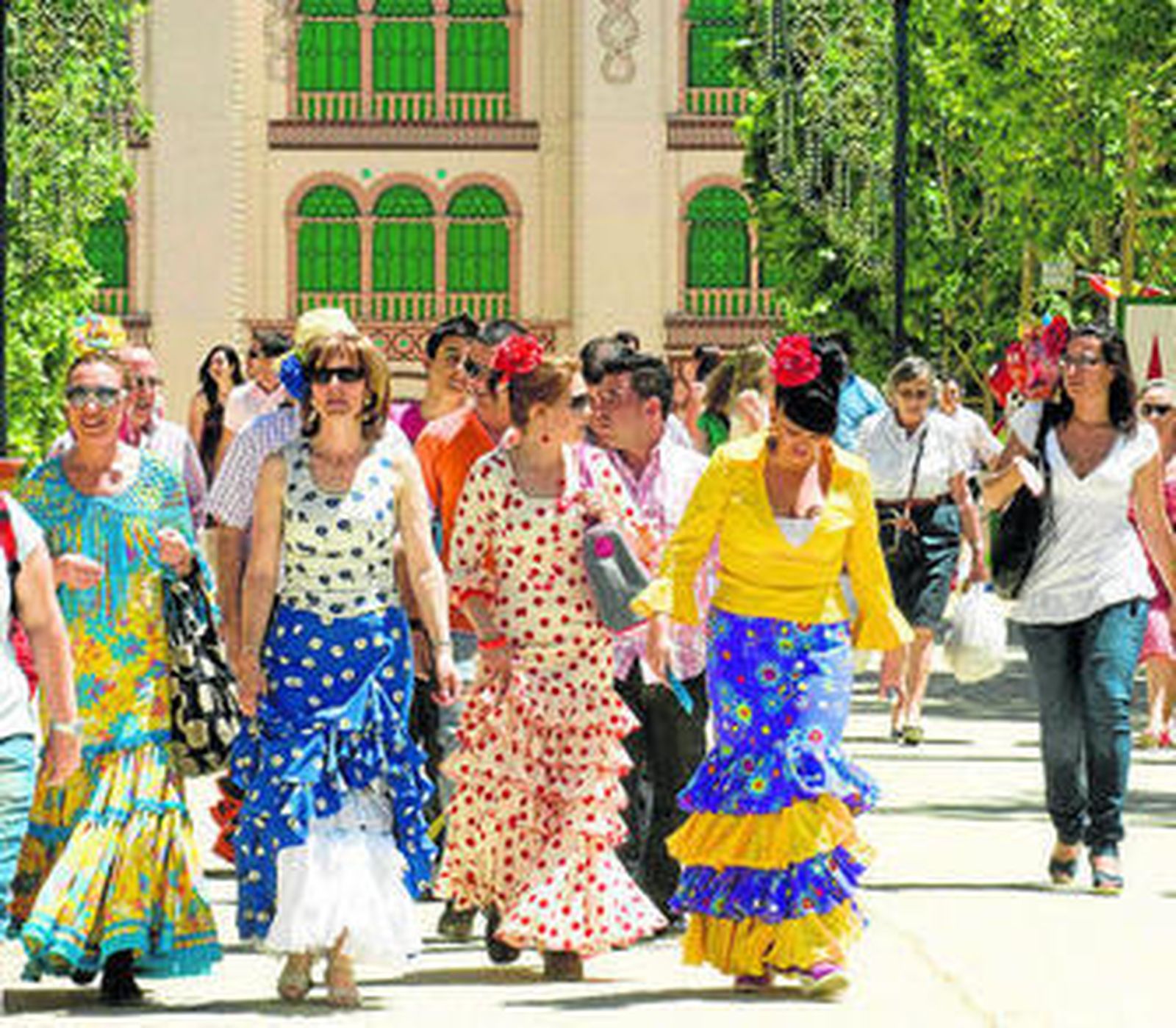 Los trajes de gitana ganan protagonismo con los años y ya es habitual ver a numerosas mujeres con el vestido tradicional.