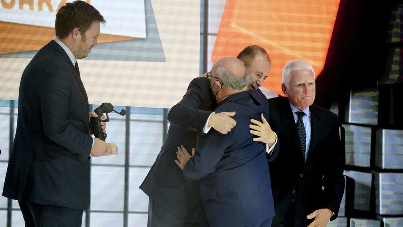 Mikel Lejarza recibe el Premio Joan Ramón Mainat del FesTVal de manos de Paolo Vasile y Antonio Asensio (de i. a dcha.)