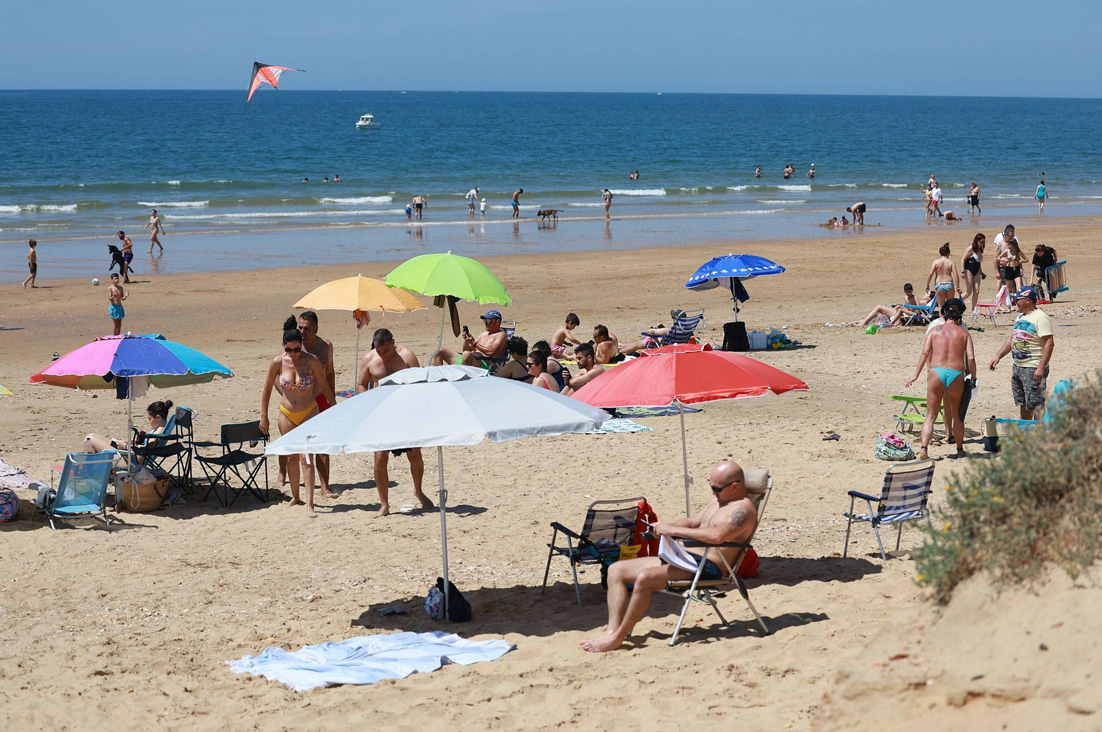 Imágenes del ambiente en las playas de Punta Umbría y La Bota en la mañana del domingo