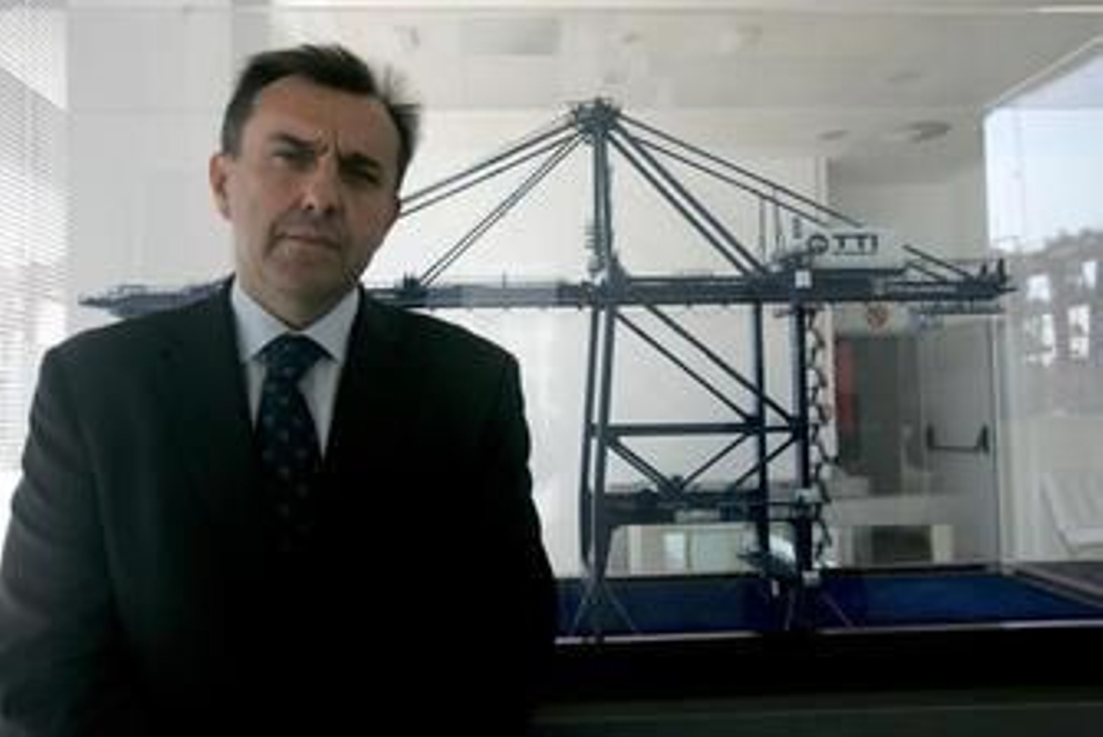Alonso Luque, frente a una maqueta de una grúa STS de TTI Algeciras.