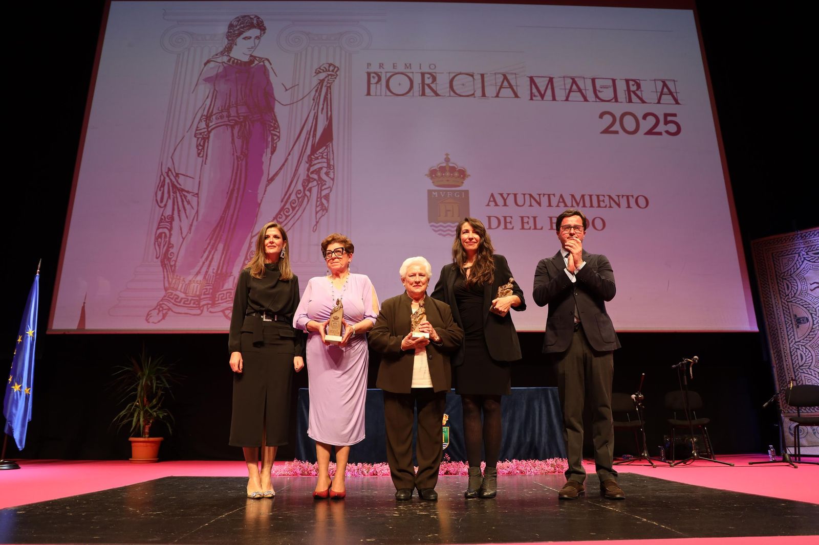 Francisco Góngora, alcalde de El Ejido, y la edil Delia Mira, junto a las galardonadas en los Premios Porcia Maura.