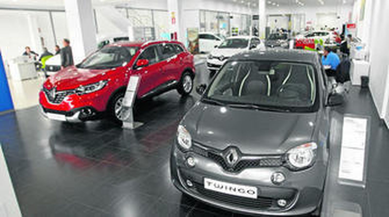 Exposición de vehículos en un concesionario de Cádiz, provincia que registró un buen año de ventas el pasado 2015.