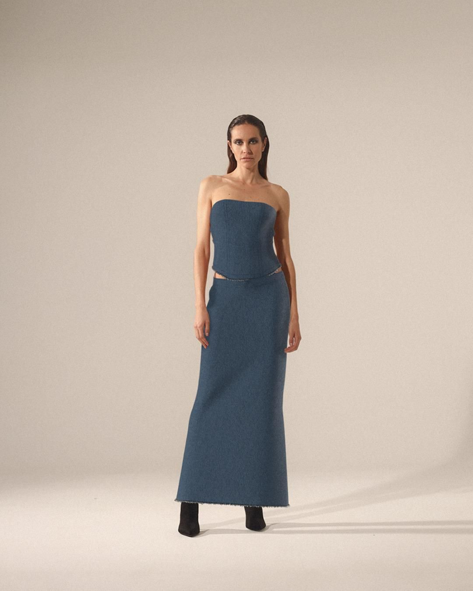 Fotos de Brisa Fenoy con prendas creadas digitalmente para la campaña de ‘Black Venue’