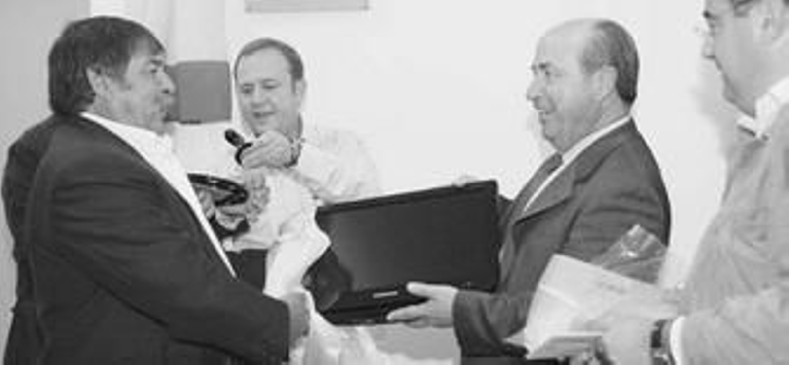 El alcalde entrega el receptor a Juan Rodríguez.