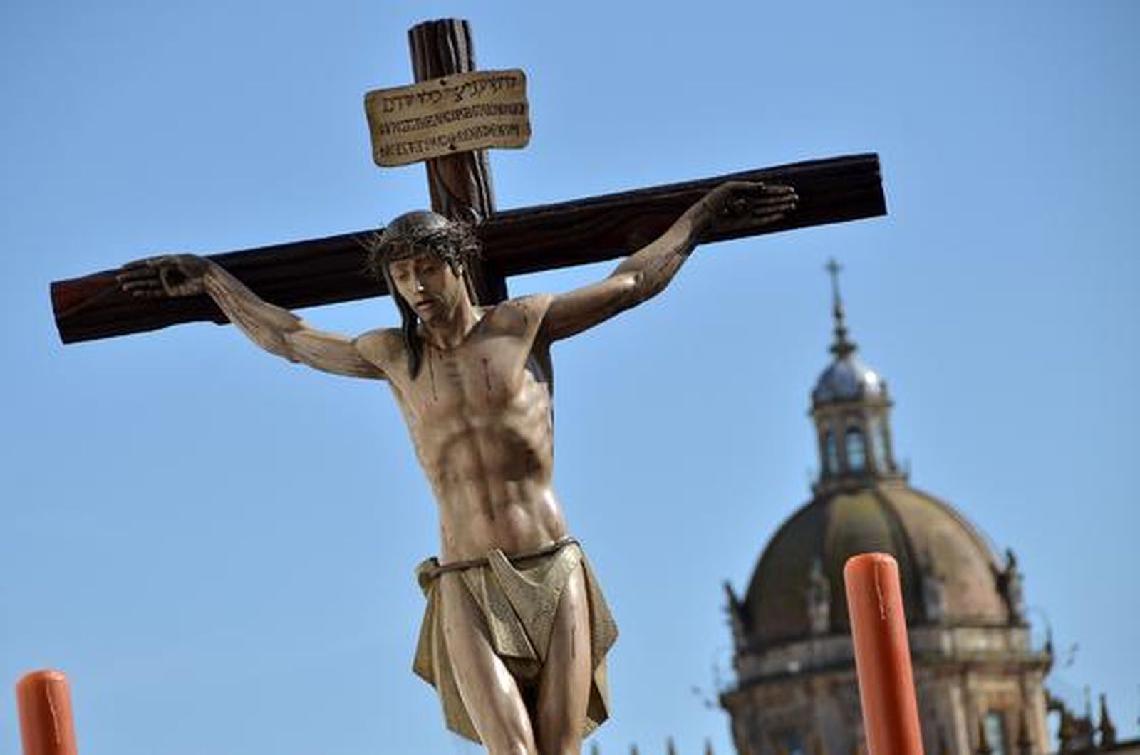 El Cristo del Perdón con la Catedral al fondo.

Foto: Manuel Aranda