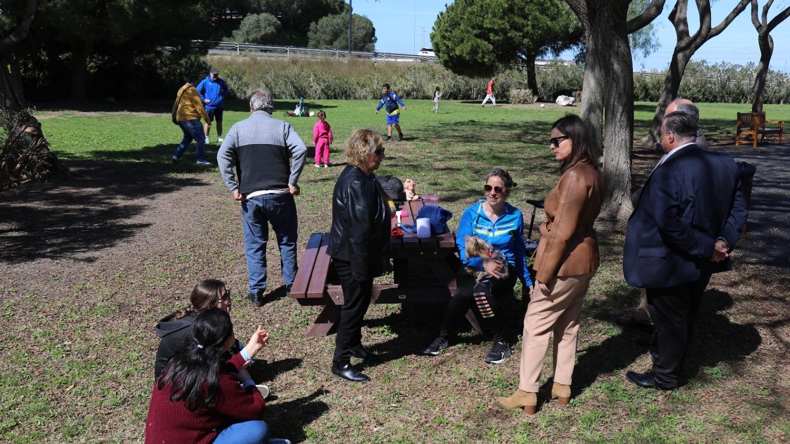 La alcaldesa, Patricia Cavada, durante su recorrido por el Parque del Oeste. La alcaldesa, Patricia Cavada, durante su recorrido por el Parque del Oeste.