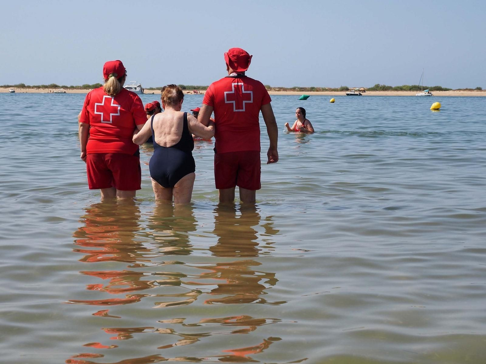 Las mejores imágenes del baño sin fronteras de Cruz Roja en la playa de Cartaya