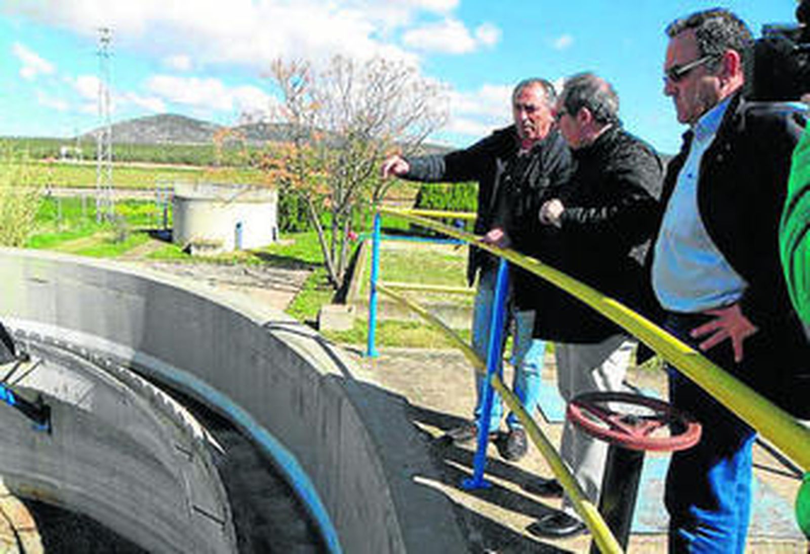 El alcalde y el concejal de Infraestructuras visitando el miércoles la EDAR.