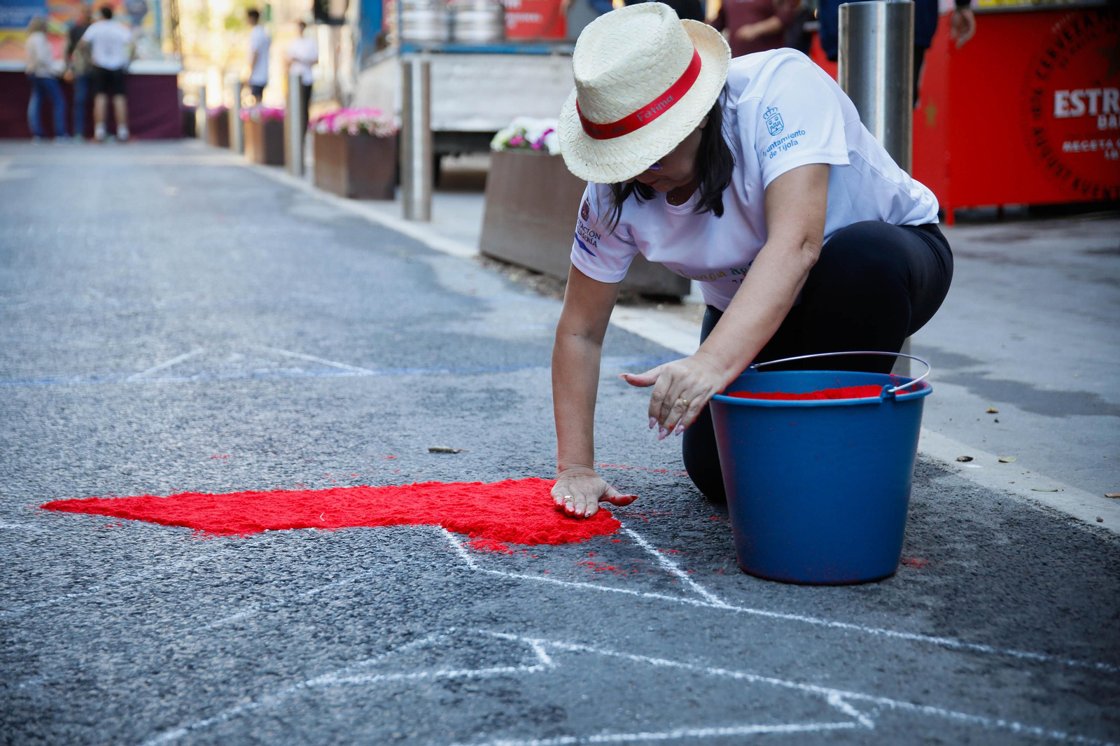 Así es la alfombra de serrín de 60 metros en el Paseo de Almería, en imágenes.