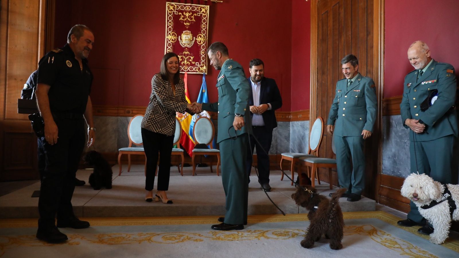 Momento en el que se hace entrega del perro Enzo al jefe de la unidad cinológica de la Guardia Civil.