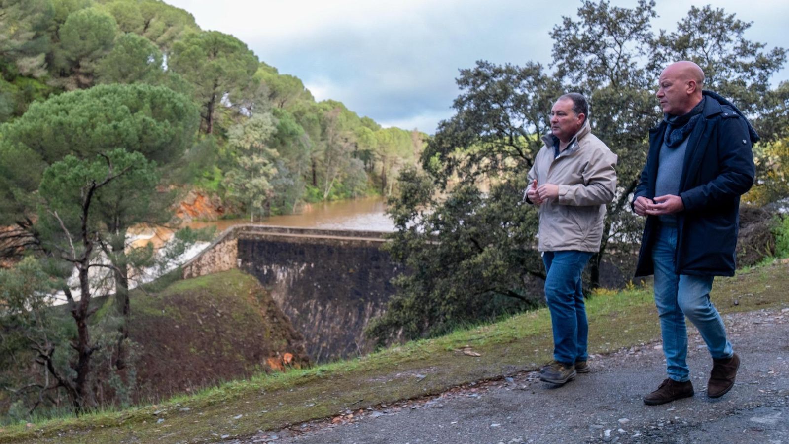 El presidente de la Diputación de Huelva, David Toscano, durante su visita a la presa de Calabazar.