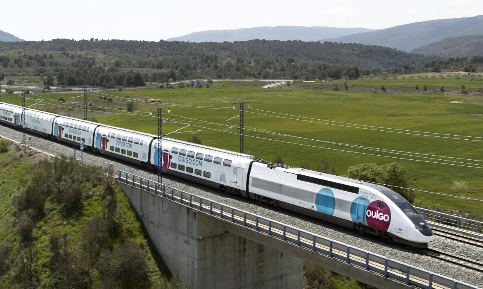 Uno de los trenes de Ouigo circulando.