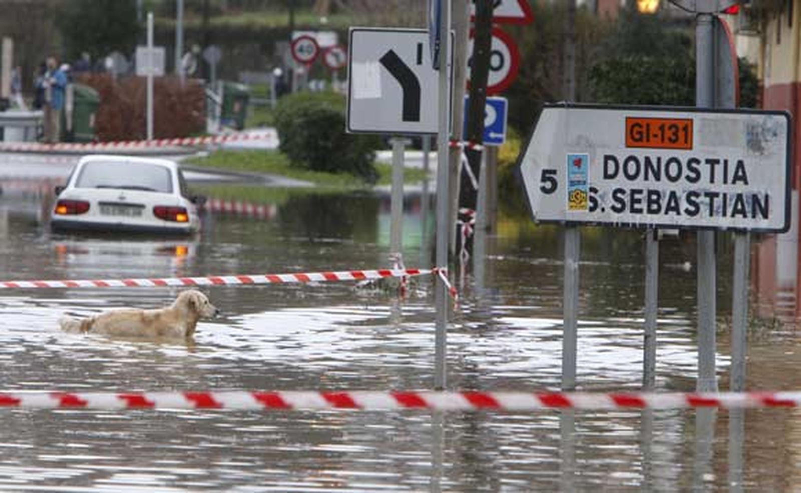 Desbordados por la lluvia los ríos Bidasoa y Urumea