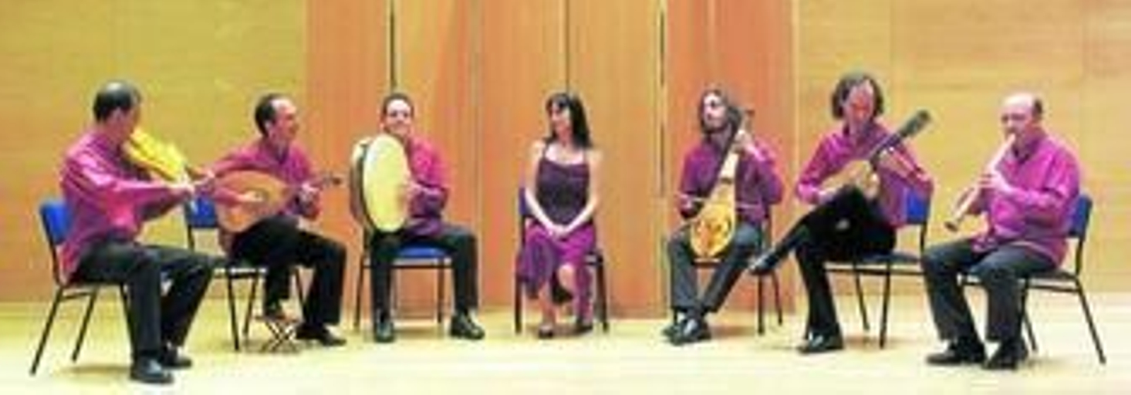 El conjunto Cinco Siglos con la soprano cacereña Delia Agúndez (Antonio Torralba es el primero por la derecha).