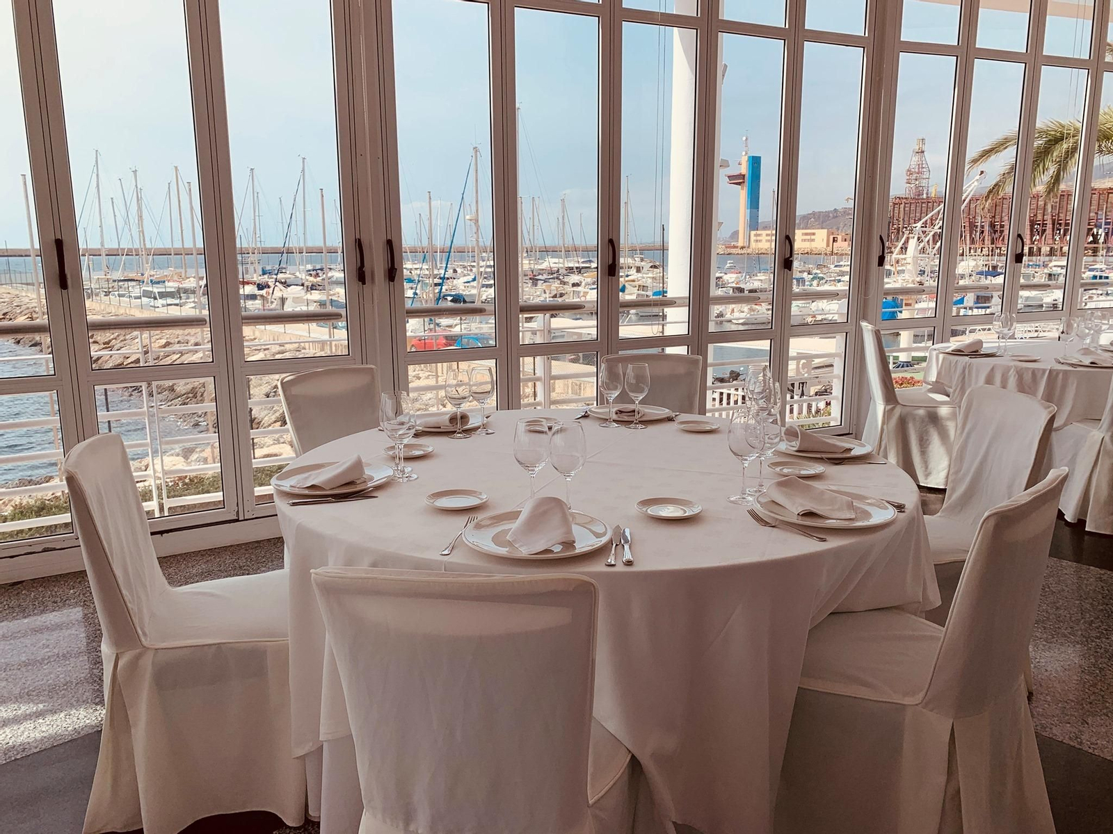 El restaurante del Club de Mar de Almería.