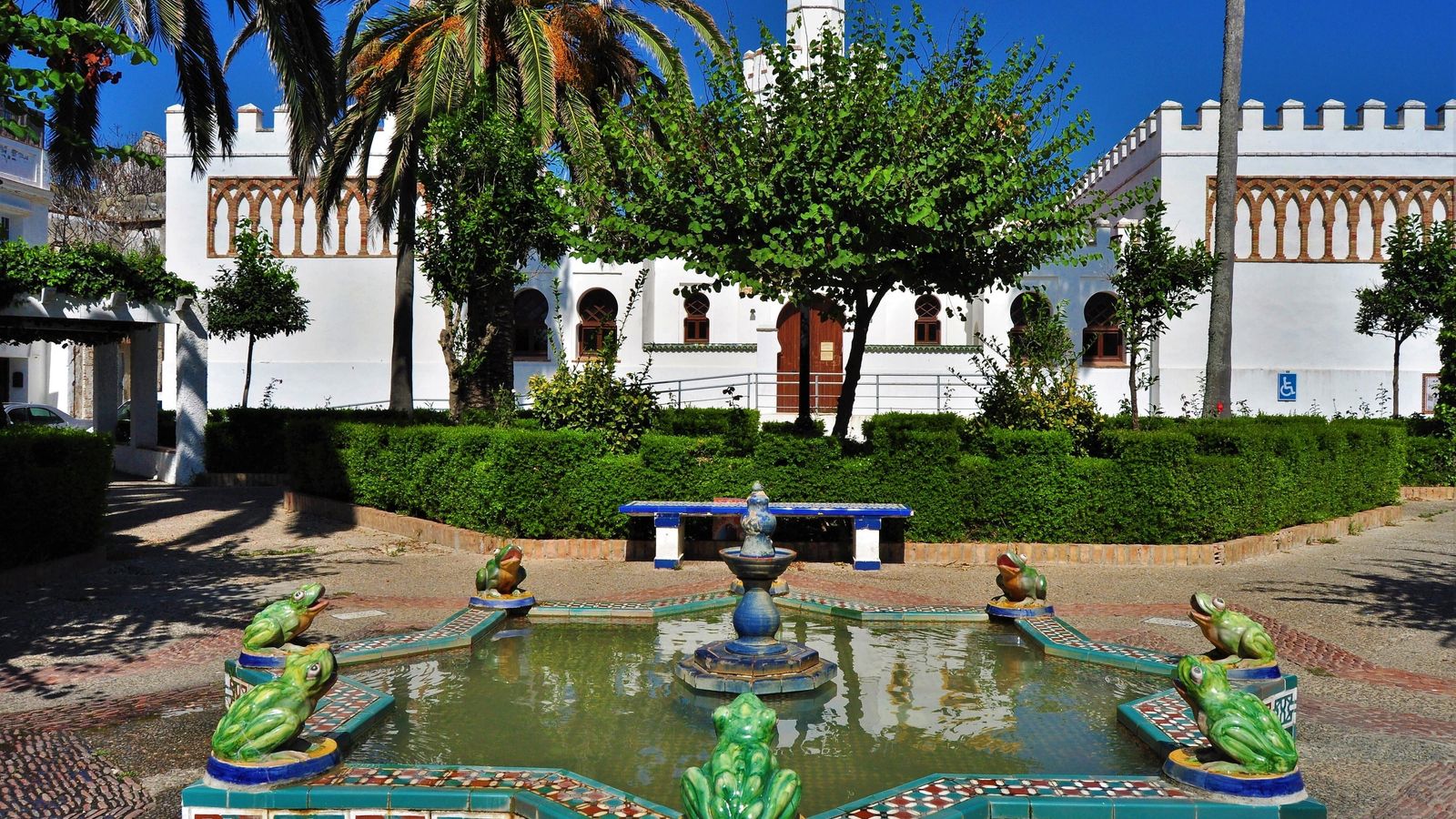 La plaza, con la fuente de la Ranita, jardines y caminos con sus pérgolas.