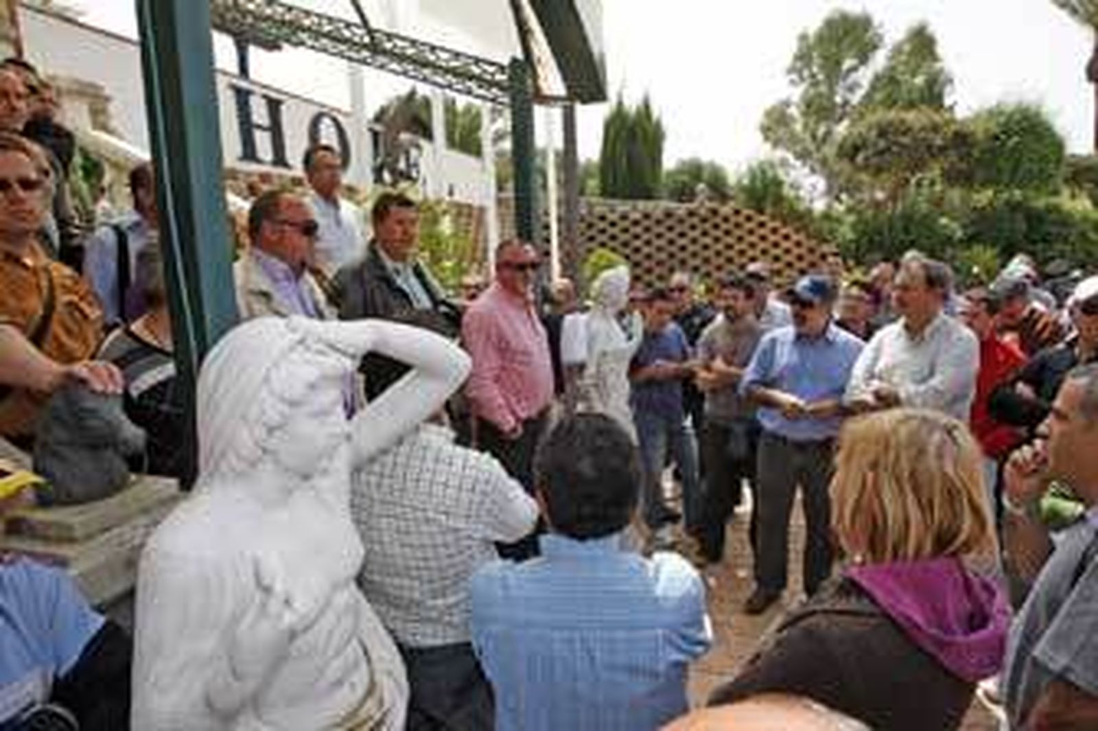 Los trabajadores de Alestis, ayer en el hotel de Jerez donde la empresa les comunicó la presentación del ERE. /Juan Carlos Toro